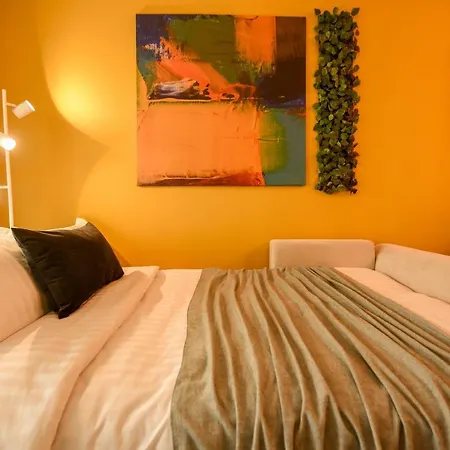 Colorful Fusion - Modern Apt At Romexpo Apartment *