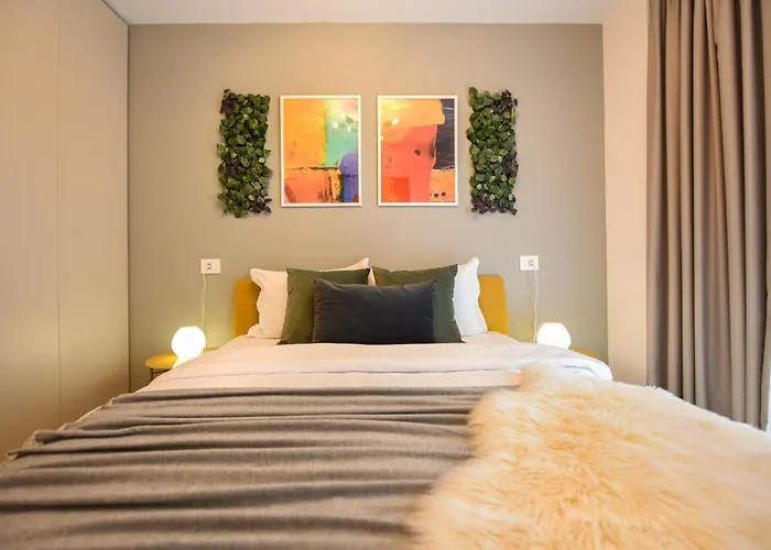 Colorful Fusion - Modern 1br Near Romexpo Center Lejlighed *